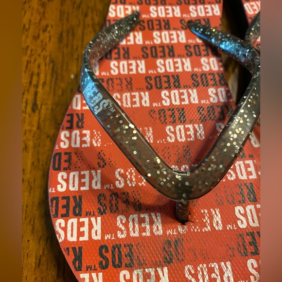 MLB Cincinnati Reds flip-flops. I am guessing on the size, between 6-7 - Picture 2 of 11
